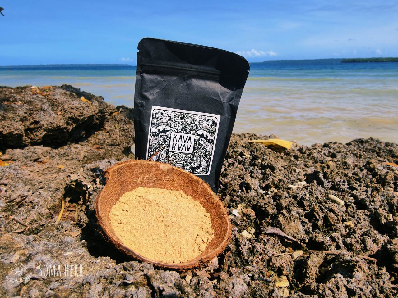 Kava kava Vanuatu — prášek z čerstvých postranních kořenů (lateral root) pepřovníku opojného v tradiční misce, přímo na místě výzkumu na ostrově Espiritu Santo, Vanuatu. Foto © Patrik Segeš, SOMA HERB, expertíza a zkušenost