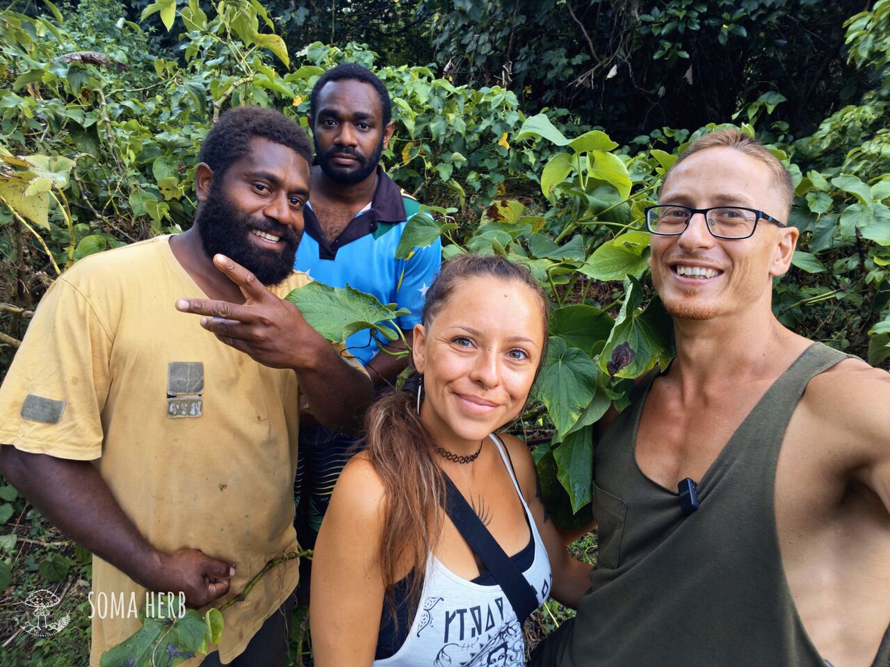 Patrik Segeš s přítelkyní a místními obyvateli při studiu tradiční kavy kavy na Vanuatu.