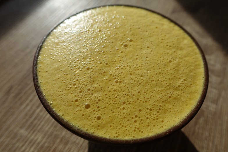 turmeric latte s borovicovým pylem