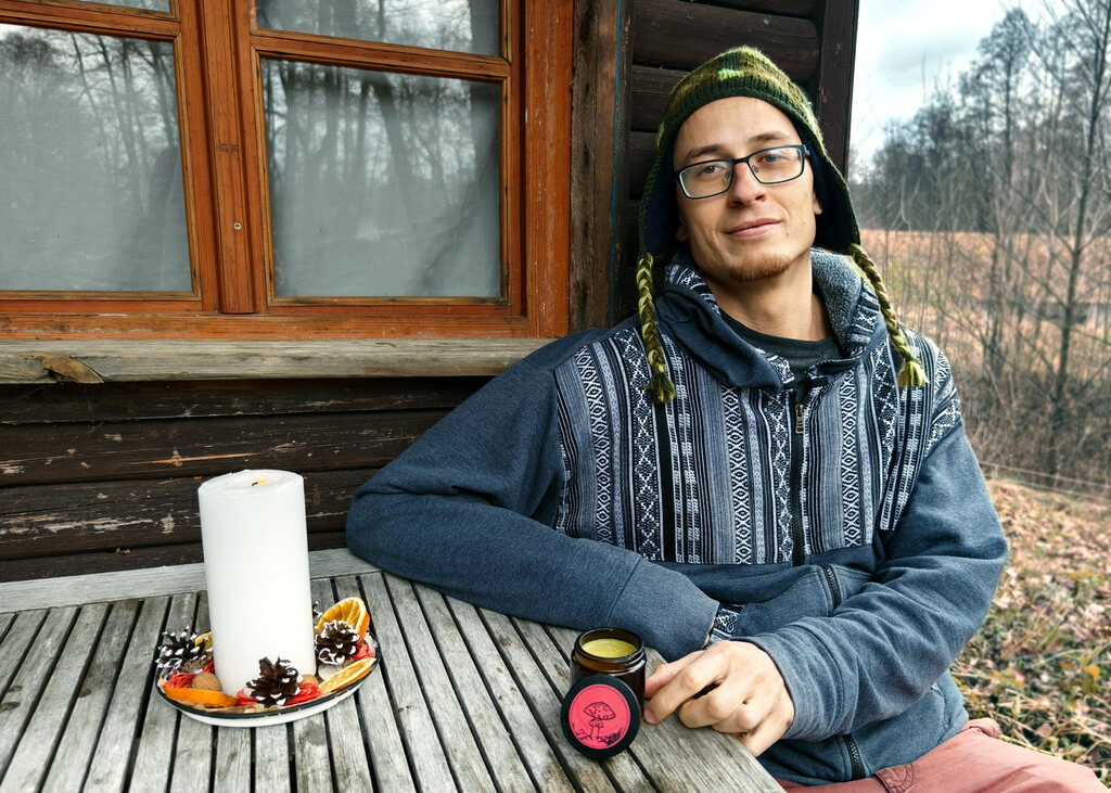 Muchomůrka červená - návod na mast s kostivalem, locikou a dalšími rostlinami na bolest kloubů a svalů. E-book Patrika Segeše, www.soma-herb.cz